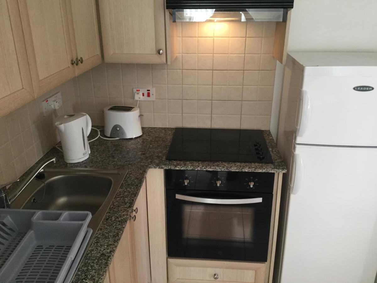 Poolside 2 Bedroom Apt, Paphos Riviera, Universal Area المظهر الخارجي الصورة